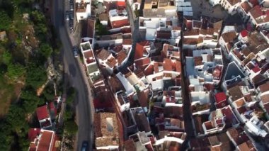 Ojen 'deki kıvrımlı caddelerin ve çatıların yukarıdan görünüşü bu Endülüs şehrinin karmaşık planını gözler önüne seriyor. Yüksek kalite fotoğraf