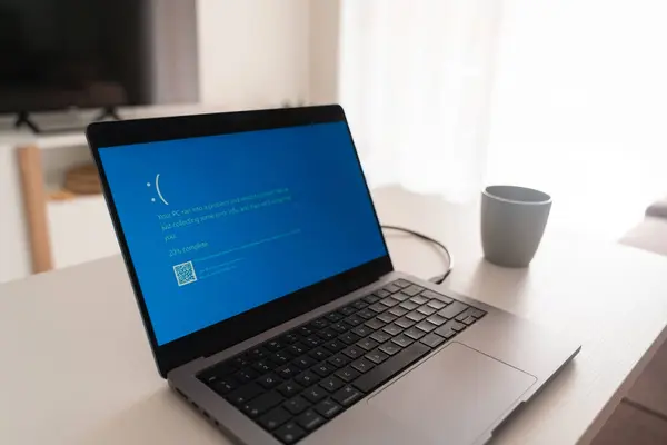 Marbella, İspanya - 19 Temmuz 2024 Bilgi İşlem kesintisi dünya çapında medyaya yansıdı, dizüstü bilgisayardaki mavi ölüm ekranı 