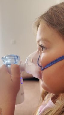 Nebuliser solunum ilaçlarıyla 6 yaşında bir kız. Adenoidit, astım, öksürük tedavisi. Yüksek kaliteli FullHD görüntüler