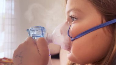 Nebuliser solunum ilaçlarıyla 6 yaşında bir kız. Adenoidit, astım, öksürük tedavisi. Yüksek kaliteli FullHD görüntüler