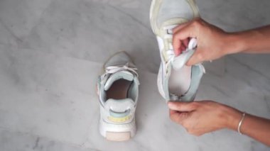 İyi kullanılmış spor ayakkabıların yakın çekimi, aşınma ve yırtığı vurgulamak, sürdürülebilirlik ve dikkatli tüketime odaklı tüketim çekirdek eğilimini temsil etmek. Yüksek kalite 4k görüntü