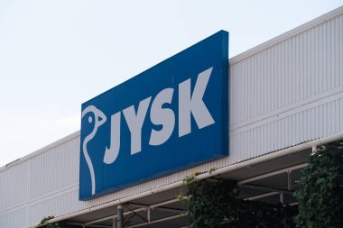 Fuengirola, İspanya - 29 Temmuz 2024. Binaların ön cephesinde Jysk mağaza tabelası belirgin bir şekilde yüksek kalite fotoğraf