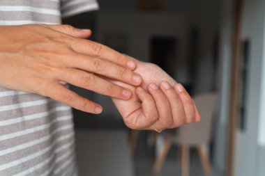 Doğal ve manikürsüz ellerin yakın çekimi, tüketim merkezindeki basit özbakım ve bilinçli yaşam kavramına odaklanıyor. Yüksek kalite fotoğraf