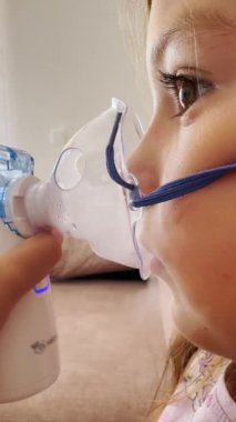 Nebuliser solunum ilaçlarıyla 6 yaşında bir kız. Adenoidit, astım, öksürük tedavisi. Yüksek kaliteli FullHD görüntüler