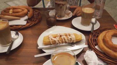İspanya 'nın Ronda kentindeki geleneksel bir kafede servis edilen leziz bir churros ve kahve karışımı yerel tatlar ve mutfak kültürü sergiliyor. Yüksek kalite 4k görüntü