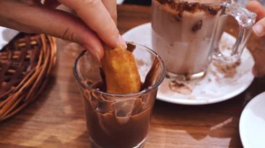 İspanya 'nın Ronda kentindeki geleneksel bir kafede servis edilen leziz bir churros ve kahve karışımı yerel tatlar ve mutfak kültürü sergiliyor. Yüksek kalite fotoğraf