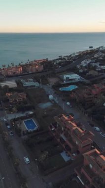 Yüzme havuzları ve modern konutları olan, huzurlu Akdeniz manzaralı bir sahil manzarası. Yüksek kalite 4k görüntü