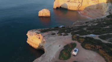 Gün batımında Algarve sahil şeridinin manzarasında dramatik uçurumlar ve engin Atlantik Okyanusu var. Solo gezginler ve maceracılar için sakin ve pitoresk bir yer. Yüksek kalite 4k