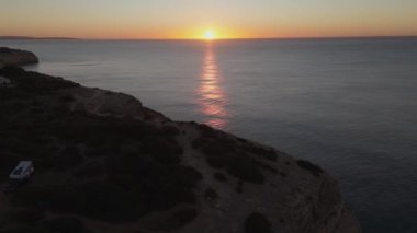 Portekiz, Algarve 'de turkuaz sularla çevrili doğal bir kemerin büyüleyici hava manzarası. Macera, yavaş yaşam ya da manzaralı bir yolculuk arayan gezginler için mükemmel. Yüksek kalite 4k görüntü