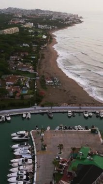 İspanya 'nın Endülüs şehrinde Cabopino plajı, marina ve çevresindeki yerleşim alanlarının hava manzarası. Yüksek kalite fotoğraf
