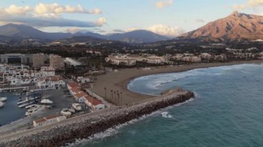 Puerto Banus, Marbella, İspanya 'da tekne, yat ve rıhtım ile lüks marinanın büyüleyici görüntüsü. Yüksek kalite fotoğraf