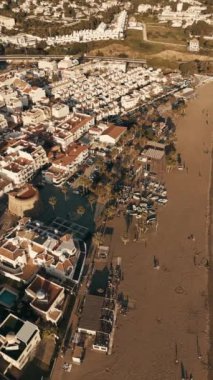 İspanya 'nın La Cala de Mijas kentinin havadan çekilmiş görüntüleri, akşam ışığında kumlu plajlar, palmiye ağaçları ve geleneksel Akdeniz mimarisinin resimli bir karışımını gösteriyor. Yüksek kalite 4k görüntü