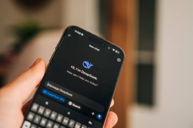 Marbella, İspanya - 30 Ocak 2025 Kapalı bir arka planda bulanık bir elle tutulan ekranda 