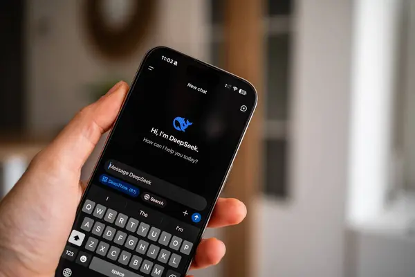 Marbella, İspanya - 30 Ocak 2025 Kapalı bir arka planda bulanık bir elle tutulan ekranda 