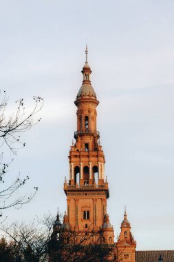 Günbatımında mimari detayları olan tarihi çan kulesi..