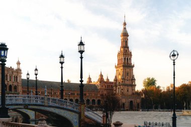 Seville Plaza de Espana, günbatımında mimari güzellik ve tarihi cazibe..