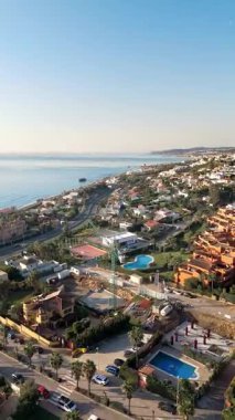 Canlı mimarisi ve deniz kenarı ufkuyla kıyı kentlerinin hava manzarası. Yüksek kalite 4k görüntü