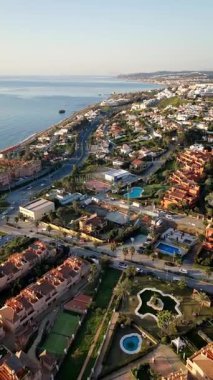 Canlı manzaraları ve okyanus manzaraları olan manzaralı bir sahil kenti boyunca hava yolculuğu. Yüksek kalite 4k görüntü