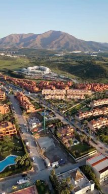 Dağlık arazide yuva yapmış resimli Akdeniz köyünün havadan görünüşü. Yüksek kalite 4k görüntü