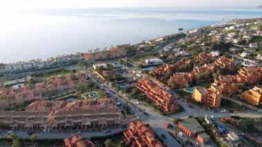 Akdeniz şehrinin canlı mimari üzerinden manzaralı okyanus ufkuna geçişini gösteren kıyı manzarası. Yüksek kalite 4k görüntü