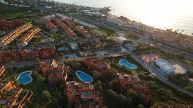 Deniz manzaralı kıyı yerleşim alanının hava gün batımı manzarası. Yüksek kalite 4k görüntü