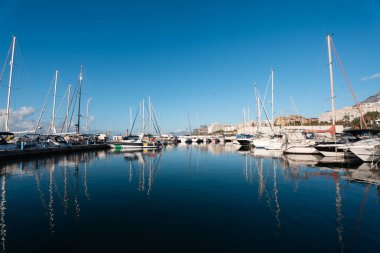 Açık havada teknelerle sakin liman.