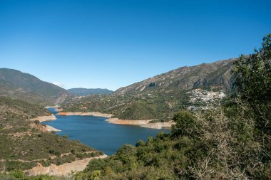 Akdeniz manzarasının panoramik manzarası. Dağlar ve nehir berrak mavi gökyüzü altında..