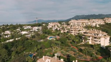 Deniz ve dağ manzaralı lüks evler, yemyeşil bahçeler, havuzlar. Yüksek kalite 4k görüntü