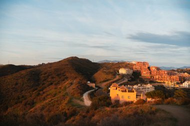 Calahonda, Costa del Sol, İspanya 'da günbatımı aydınlatmalı binaları ve dolambaçlı yolları olan pitoresk yamaç köyü. Yüksek kalite fotoğraf