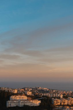 Costa del Sol 'daki Akdeniz yamaç kasabası üzerinde altın saat ışığı. Yüksek kalite fotoğraf