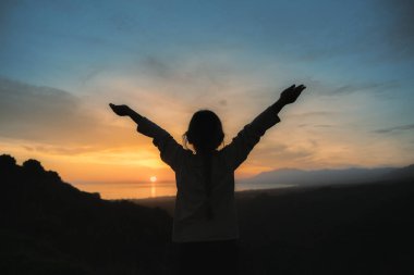 Costa del Sol 'da gün batımını kucaklayan kız, Marbella. Akıl sağlığı, özgürlük ve alfa üretimi konsepti. Yüksek kalite fotoğraf