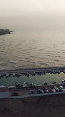 Alacakaranlıkta demirli tekneleri olan sakin bir marina. Cabopino Plajı ve Limanı, Marbella Artola, Costa del Sol