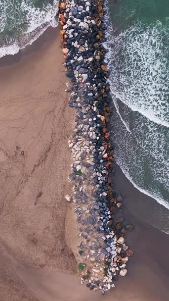 Vista Aérea Costa Rocosa Que Encuentra Con Las Olas Del — Vídeo de stock