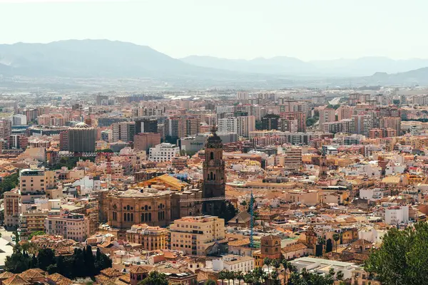 Tarihi mimarisi ve dağ zeminiyle manzaralı bir şehir. Castillo de Gibralfaro - Malaga - İspanya