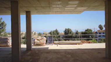 Açık mavi gökyüzü olan inşaat halindeki bir binanın manzarası. Yüksek kalite 4k görüntü