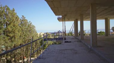 Bitmemiş bir binadan manzara, ağaçlara ve uzak denize bakan bir manzara. Costa del Sol, İspanya, Mijas. Yüksek kalite 4k görüntü