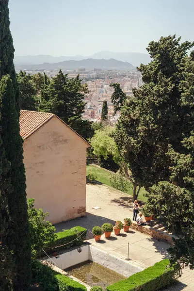Büyüleyici şehir manzaralı sakin bahçe, doğanın ortasında sükuneti davet ediyor. Castillo de Gibralfaro - Malaga - İspanya