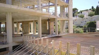 Güneşli gökyüzü altında beton yapı, kentsel konut geliştirme, İspanya, costa del sol. Yüksek kalite 4k görüntü