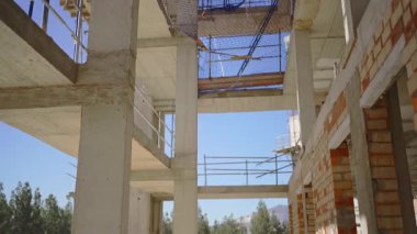 İskeleli ve mavi gökyüzü olan modern bina. Yüksek kalite 4k görüntü