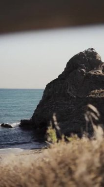 Kayalık uçurumlar ve turkuaz sularla sakin sahil manzarası. Yüksek kalite 4k görüntü