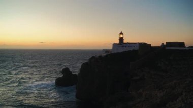 Portekiz, Sagres 'teki ikonik St. Vincent Deniz Feneri Burnu' nu aydınlatan gün batımının güzelliğine tanık olun. Engebeli uçurumları ve uçsuz bucaksız Atlantik Okyanusunu keşfedin..