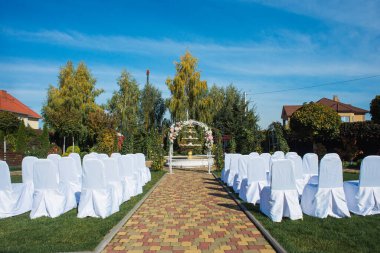 Mavi gökyüzüne karşı düğün seremonisinin görüntüsü