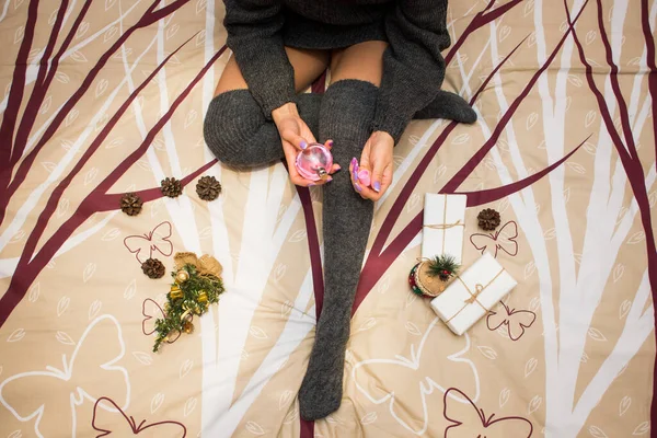 Çoraplı Bacakların Üst Görüntüsü Sabahları Yatakta Oturan Kadın Rahat Rahat — Stok fotoğraf