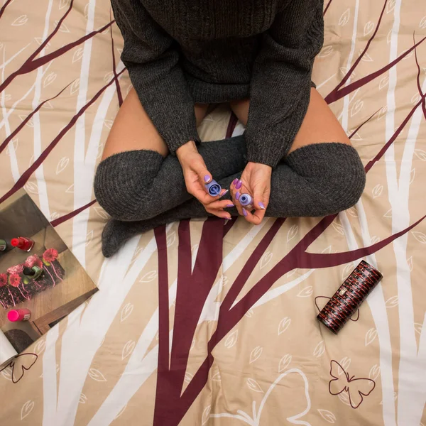 Çoraplı Bacakların Üst Görüntüsü Sabahları Yatakta Oturan Kadın Rahat Rahat — Stok fotoğraf