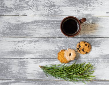 Noel ağacı, kurabiyeler, çelenkler, boş boşluklu açık ahşap bir zeminde kahve.