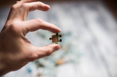 Hafif arkaplanda bir yapboz parçasını tut