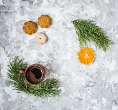 Kahve ile Noel tatlılar. Festival masa dekorasyonu. Düz yatıyordu. Natürmort.