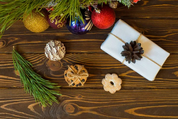 Χριστουγεννιάτικα Μπισκότα Μελόψωμο Ξύλινο Τραπέζι Διακοσμημένο Γιρλάντα Ξύλινο Φόντο Πάνω — Φωτογραφία Αρχείου