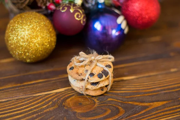 Weihnachtliche Lebkuchen Auf Einem Holztisch Mit Einer Girlande Auf Einem — Stockfoto