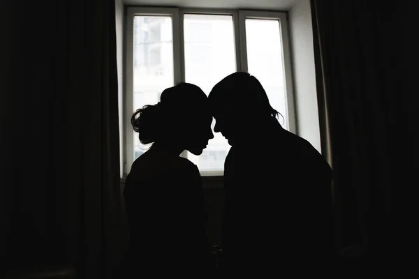 Silhouette Romantiche Una Coppia Innamorata Contro Finestra — Foto Stock